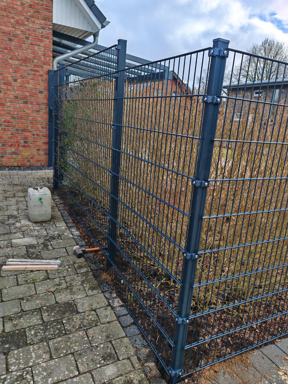 Anthrazit Doppelstabmattenzaun 1,83m Höhe in Barmstedt – Nahaufnahme