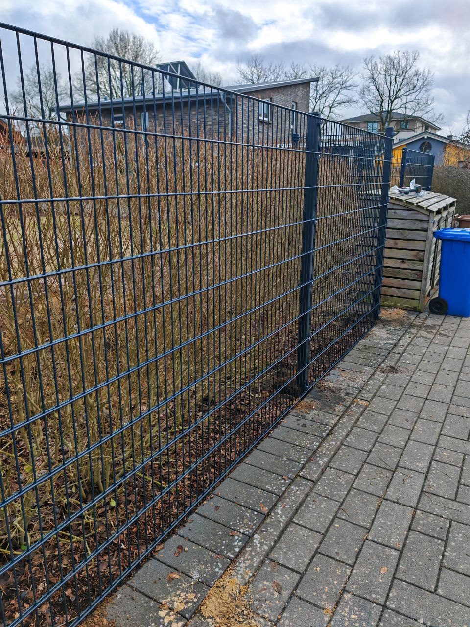 Anthrazit Doppelstabmattenzaun 1,83m Höhe in Barmstedt – Seitenansicht