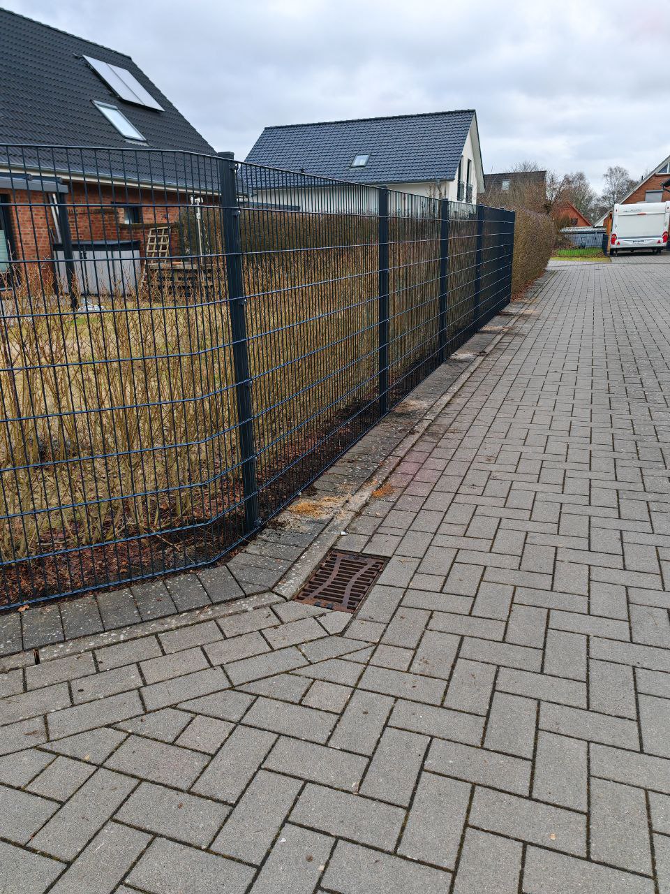 Anthrazit Doppelstabmattenzaun 1,83m Höhe in Barmstedt – Gesamtansicht