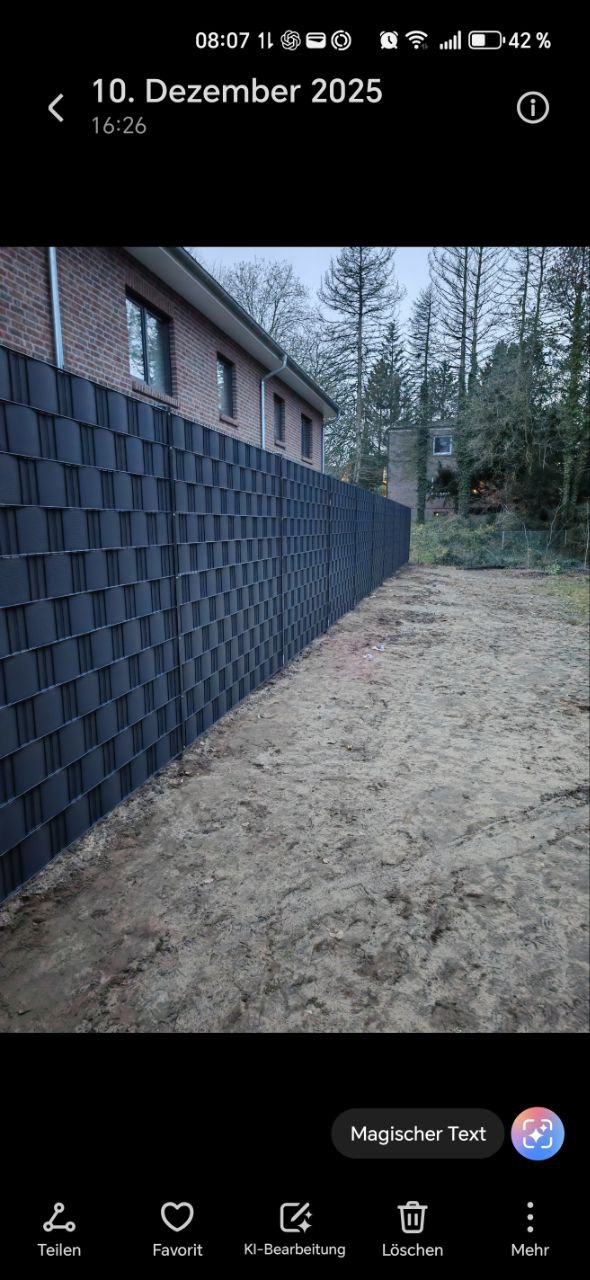 Anthrazit Doppelstabmattenzaun mit Sichtschutzstreifen in Reinbek - 2,23m hoher Sichtschutzzaun – Nahaufnahme