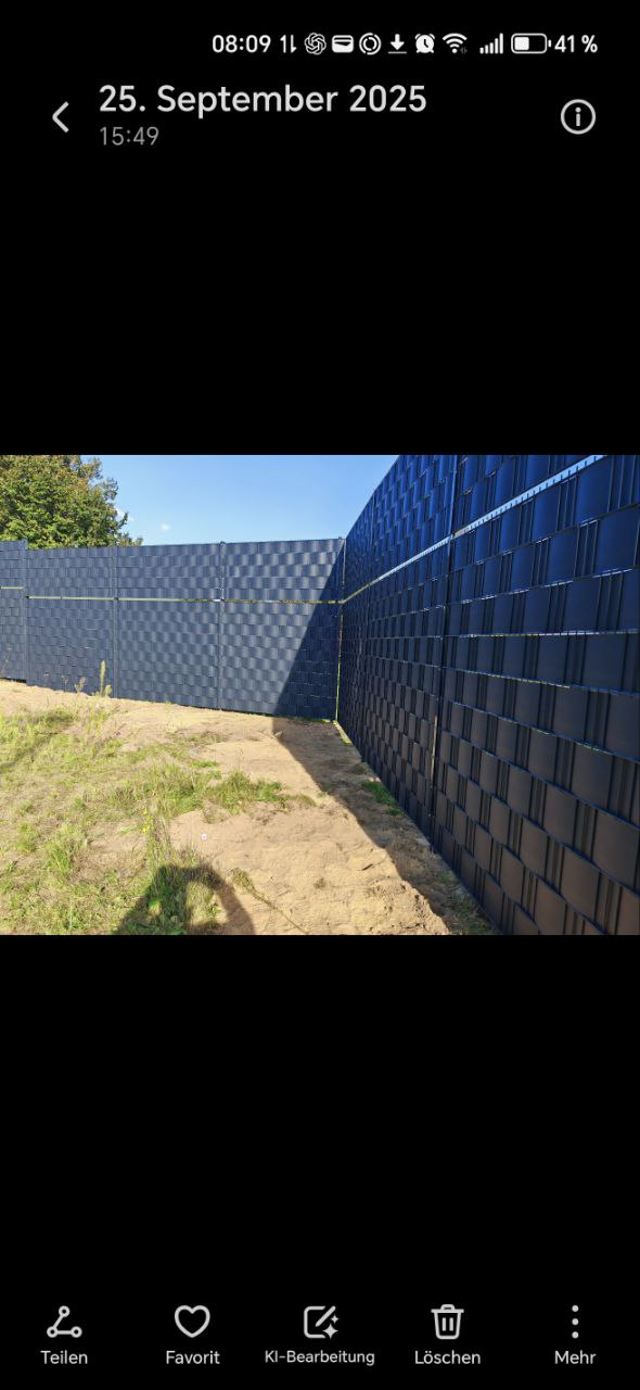 Anthrazit Doppelstabmattenzaun mit Sichtschutzstreifen in Reinbek - 2,23m hoher Sichtschutzzaun – Gesamtansicht