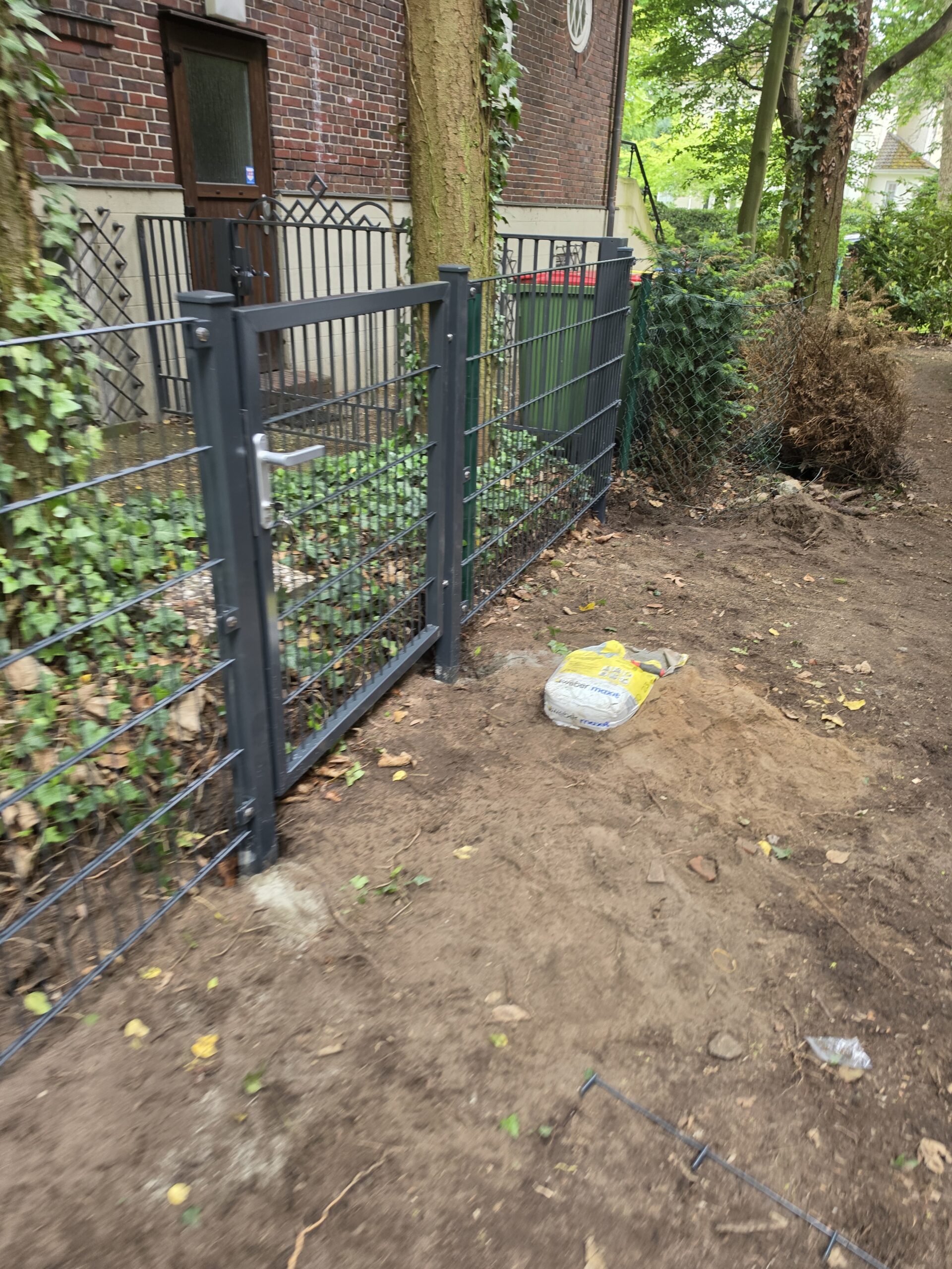 Doppelstabmattenzaun mit Gartentor in Hamburg-Blankenese