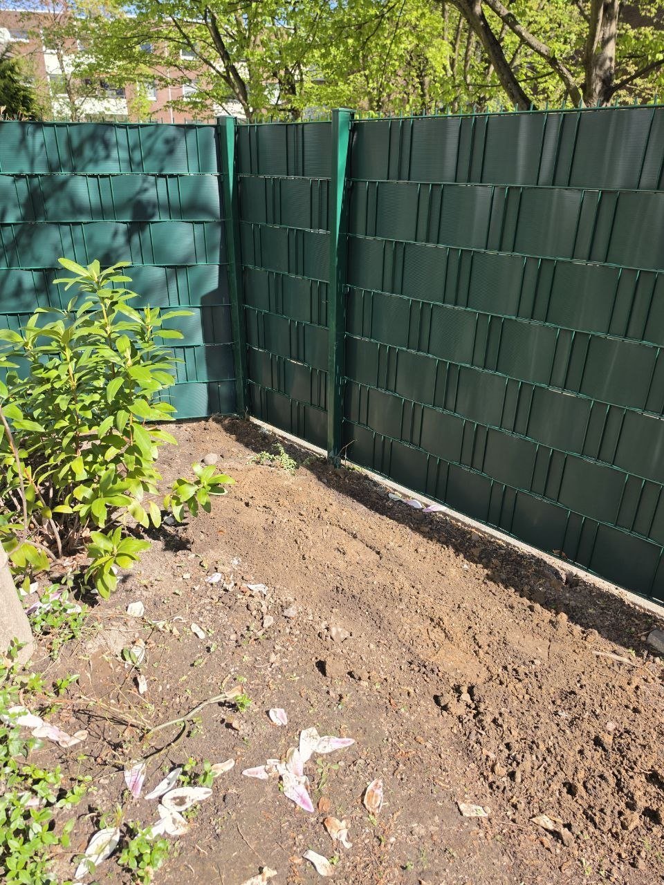 Grüner Doppelstabmattenzaun mit Sichtschutzstreifen in Hamburg Mümmelmannsberg, 1,43m hoch – Detail