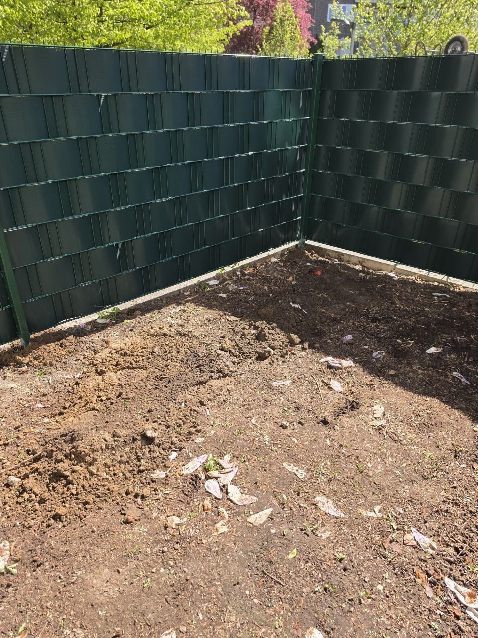 Grüner Doppelstabmattenzaun mit Sichtschutzstreifen in Hamburg Mümmelmannsberg, 1,43m hoch – Nahaufnahme
