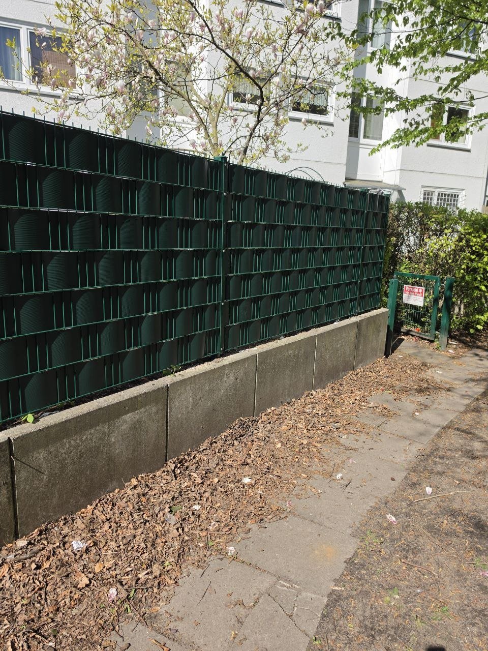 Grüner Doppelstabmattenzaun mit Sichtschutzstreifen in Hamburg Mümmelmannsberg, 1,43m hoch – Gesamtansicht