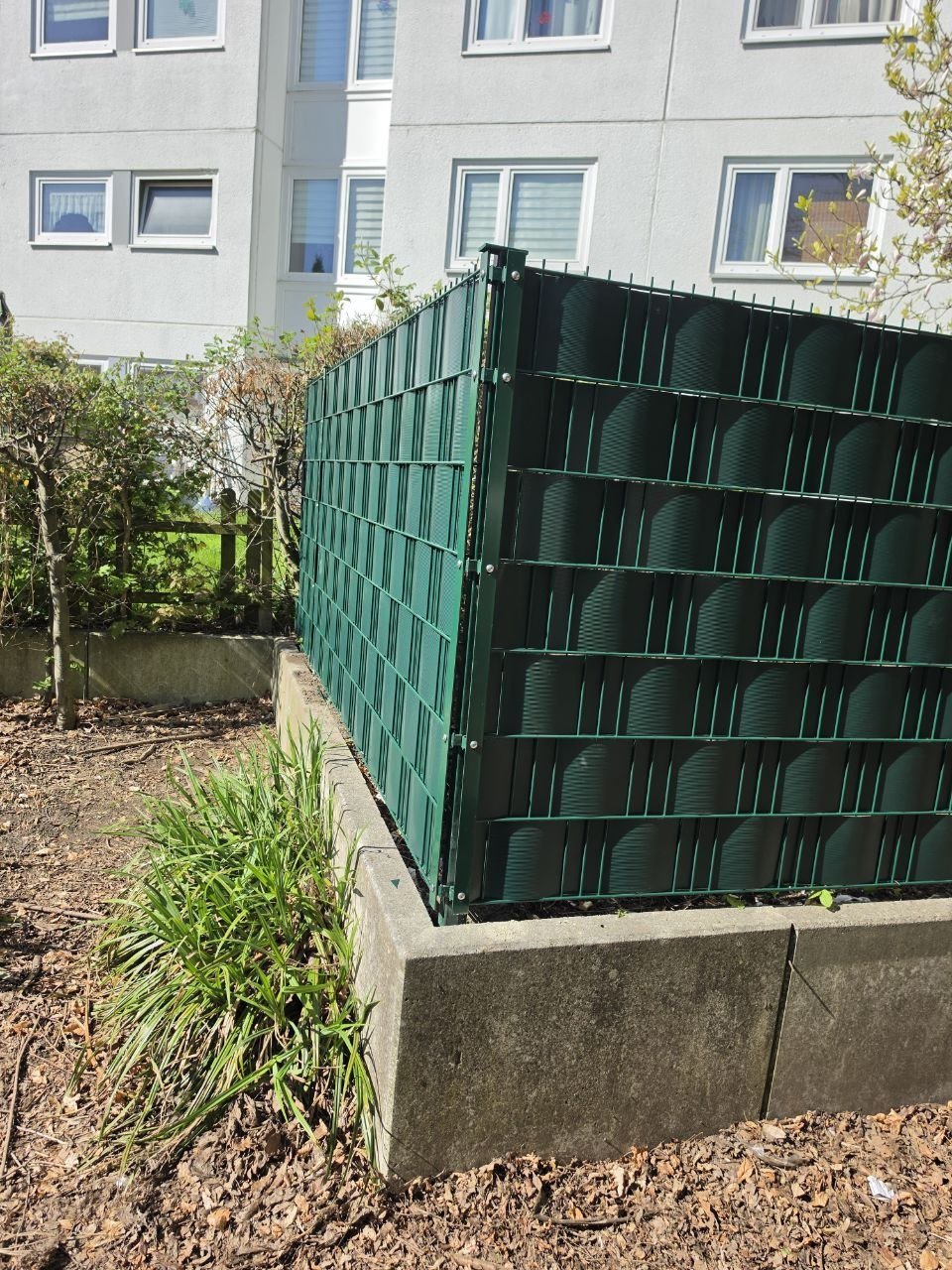 Grüner Doppelstabmattenzaun mit Sichtschutzstreifen in Hamburg Mümmelmannsberg, 1,43m hoch – Perspektive