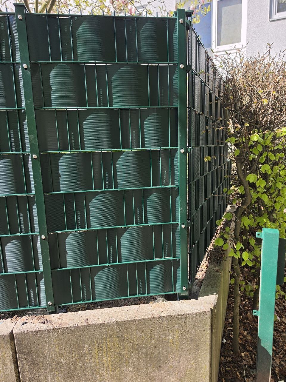 Grüner Doppelstabmattenzaun mit Sichtschutzstreifen in Hamburg Mümmelmannsberg, 1,43m hoch (6/6)