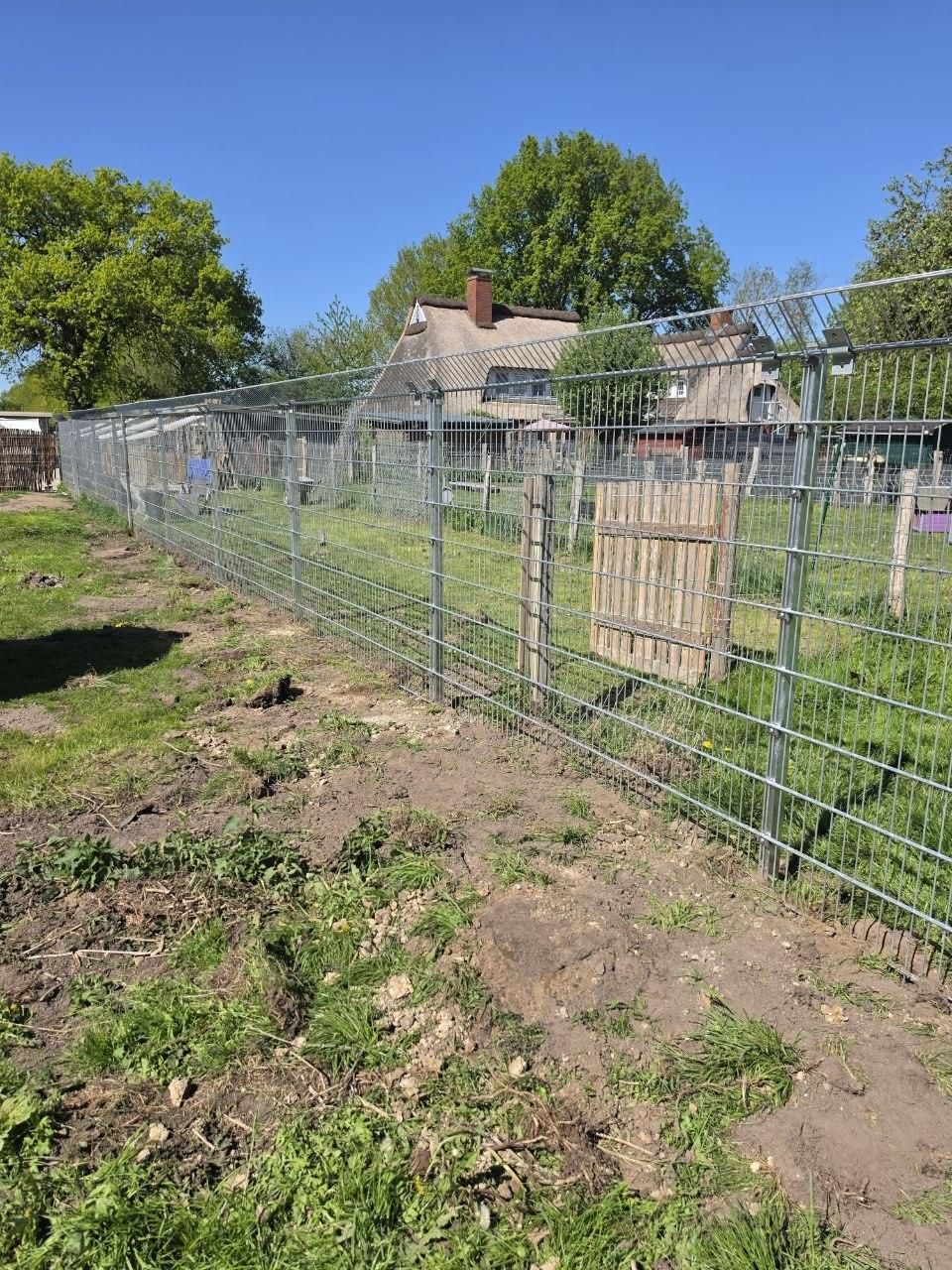 Doppelstabmattenzaun 2,23m verzinkt mit Tor für Hundepension in Lübeck – Seitenansicht