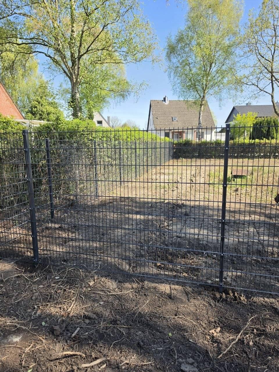 100m Doppelstabmattenzaun anthrazit mit Tor um Teich in Tornesch – Nahaufnahme