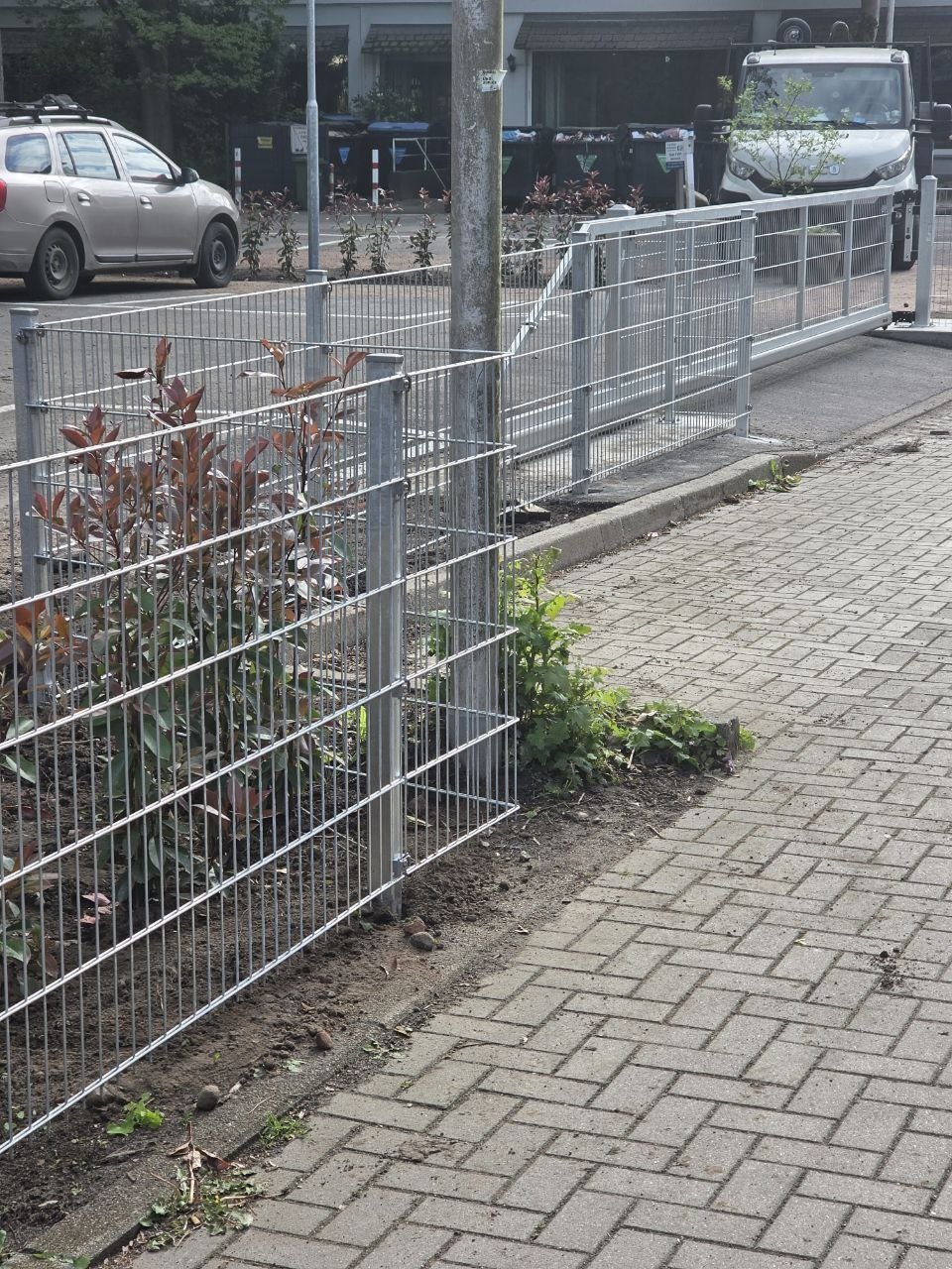 6m verzinktes Schiebetor mit Laufschiene und Doppelstabmattenzaun in Norderstedt Hotel – Seitenansicht