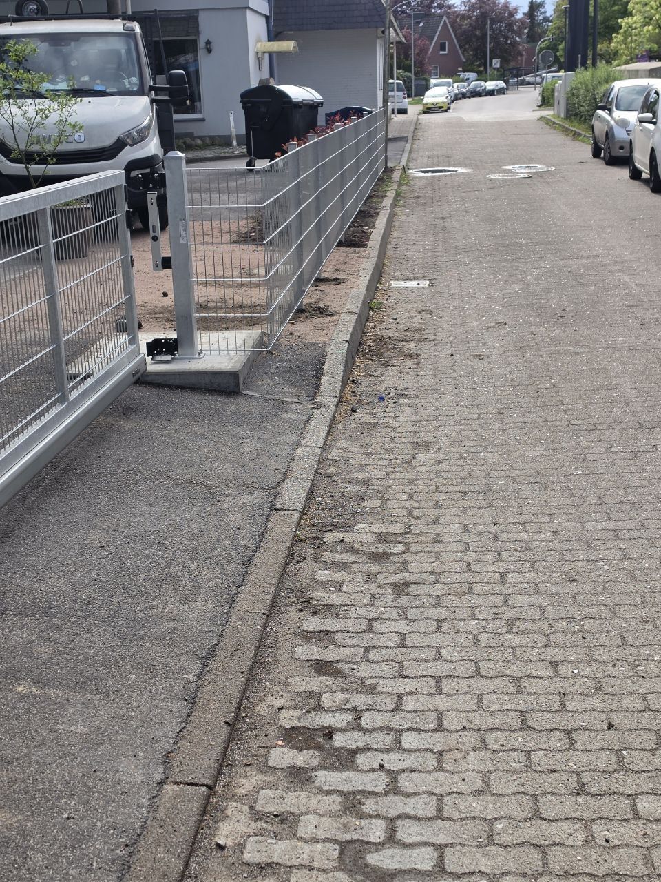 6m verzinktes Schiebetor mit Laufschiene und Doppelstabmattenzaun in Norderstedt Hotel – Gesamtansicht