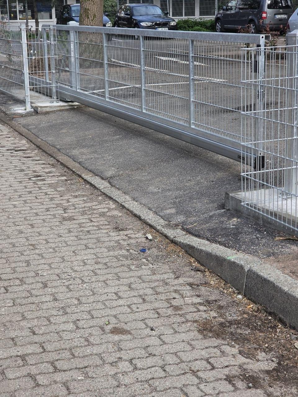 6m verzinktes Schiebetor mit Laufschiene und Doppelstabmattenzaun in Norderstedt Hotel (6/10)