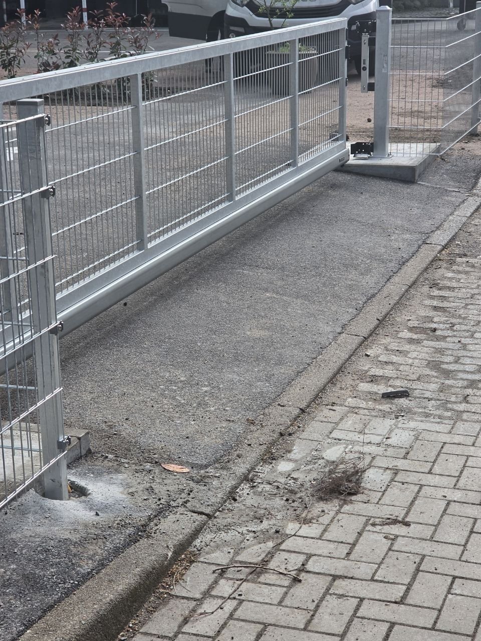 6m verzinktes Schiebetor mit Laufschiene und Doppelstabmattenzaun in Norderstedt Hotel (7/10)