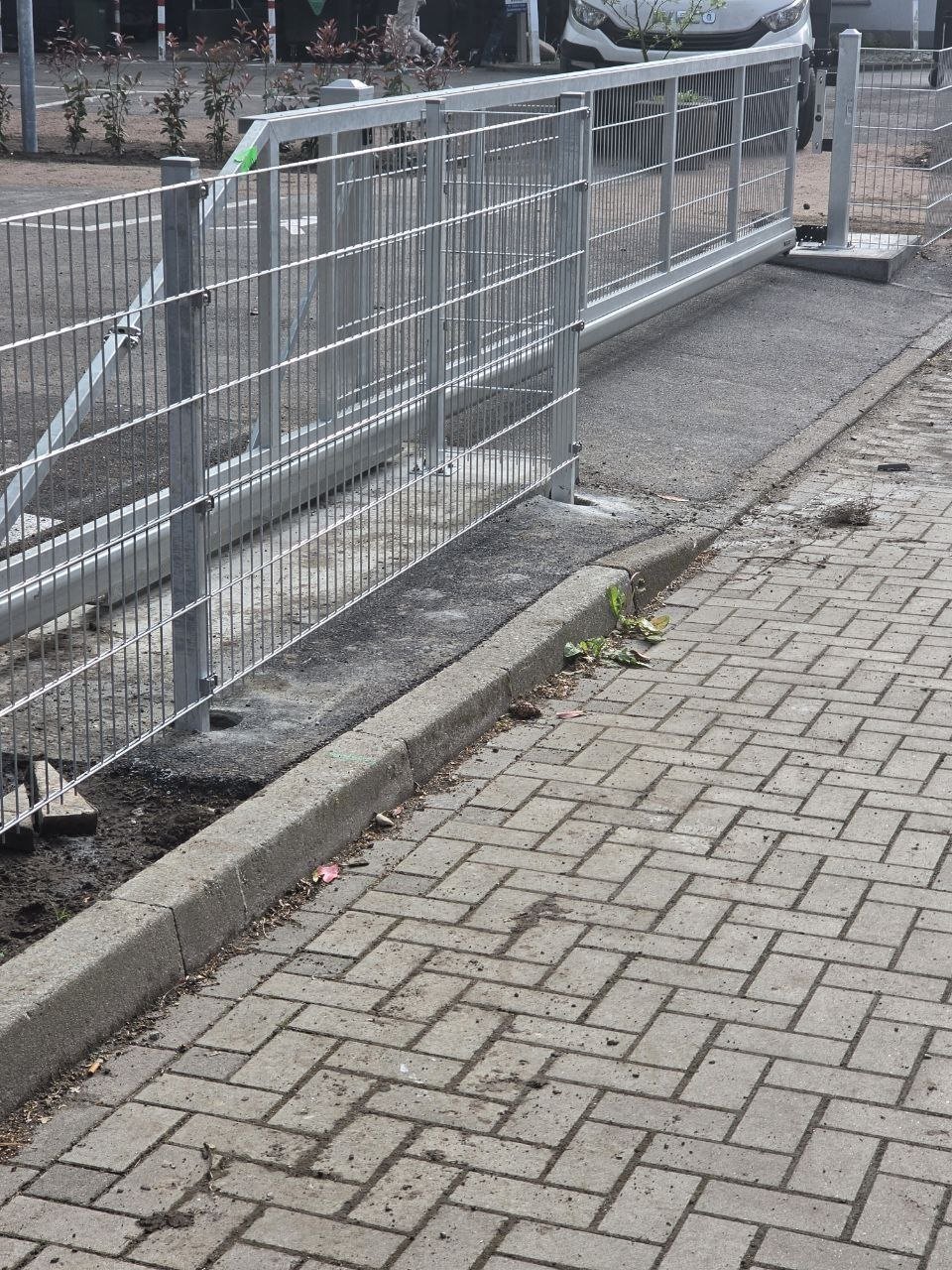 6m verzinktes Schiebetor mit Laufschiene und Doppelstabmattenzaun in Norderstedt Hotel (8/10)