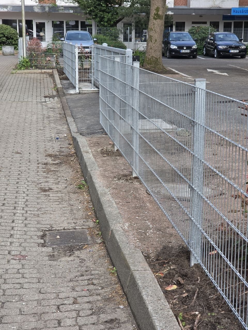 6m verzinktes Schiebetor mit Laufschiene und Doppelstabmattenzaun in Norderstedt Hotel (9/10)